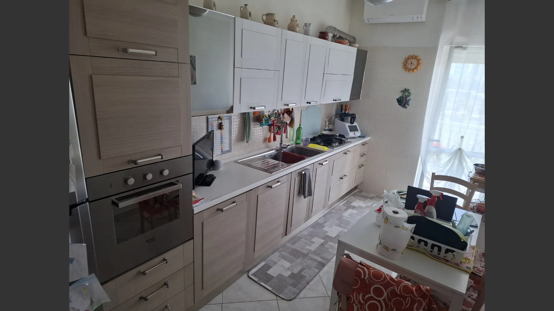 Cucina Lineare sabbia e bianca